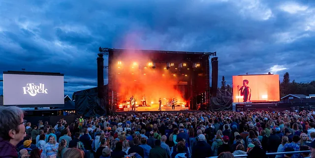 Konsert på scene i naturen